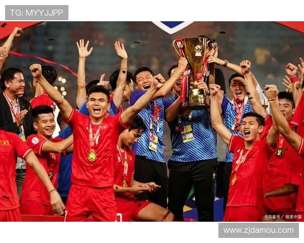 国足新星闪耀亚洲赛场展现顽强拼搏精神助球队逆转晋级四强