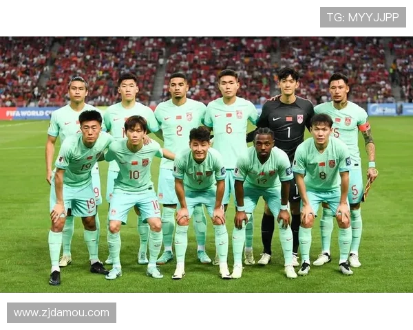 世界杯预选赛激烈角逐中国队迎战日本队全力冲击出线名额